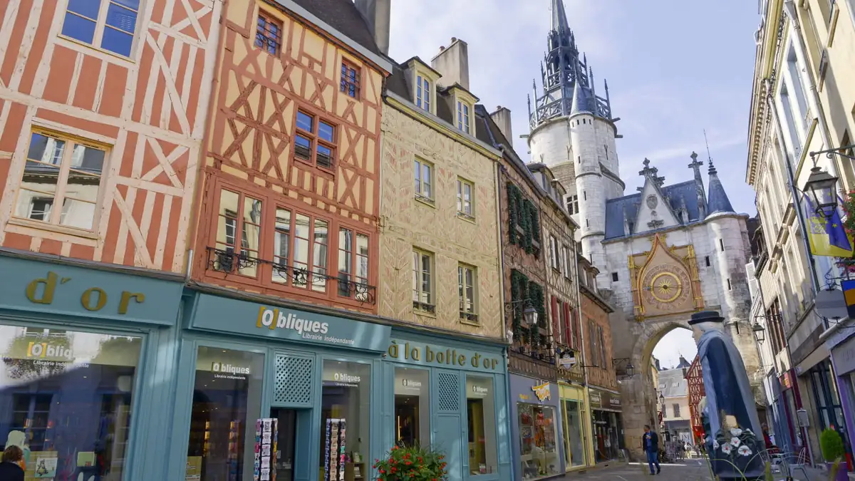 Rue à colombages dans le centre historique d'Auxerre, dans l'Yonne